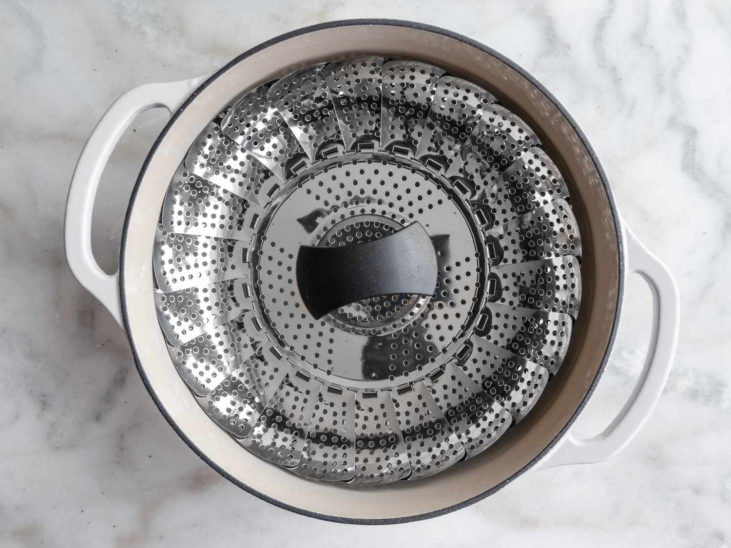 Steamer basket set in pan