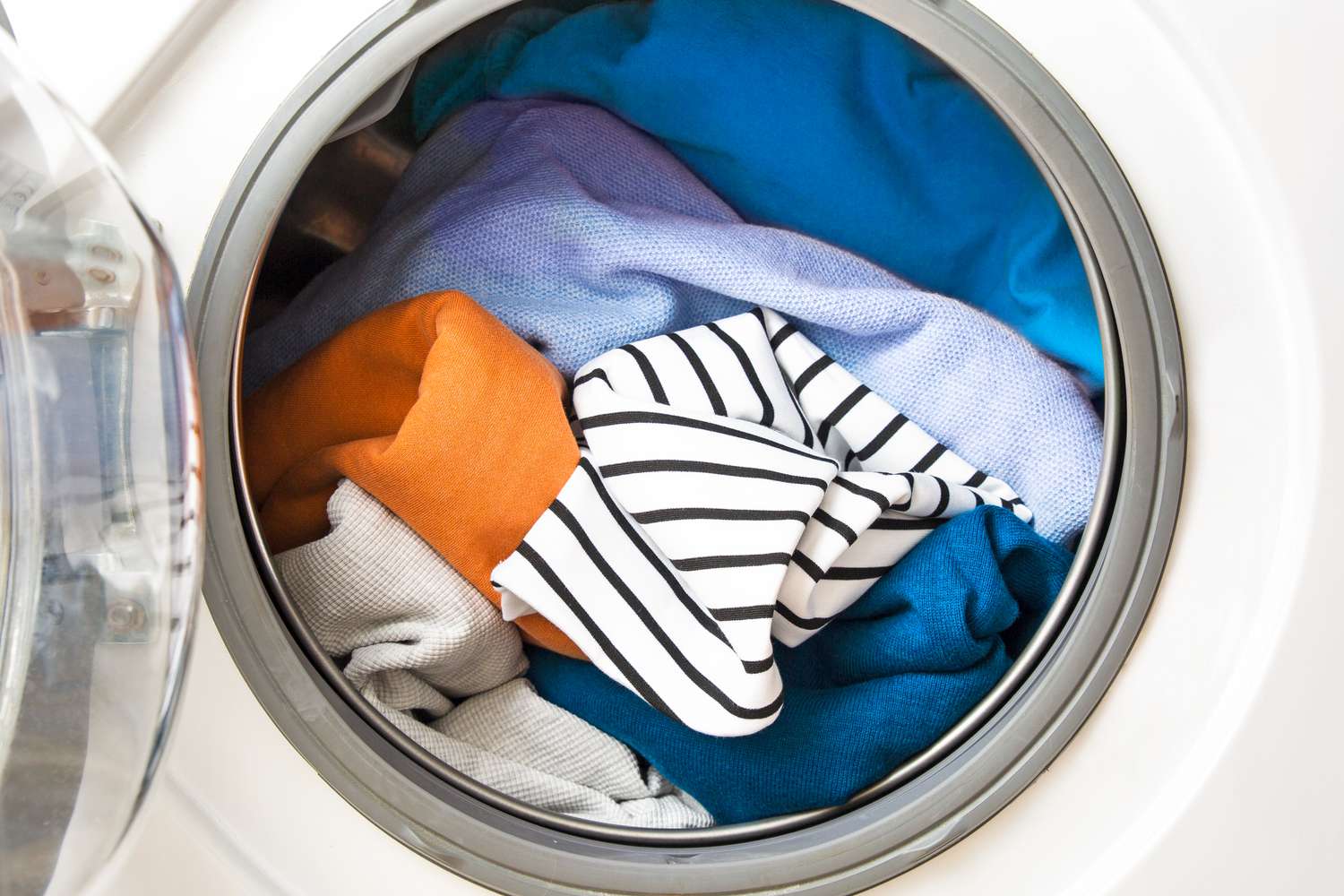 Washing machine with clothes