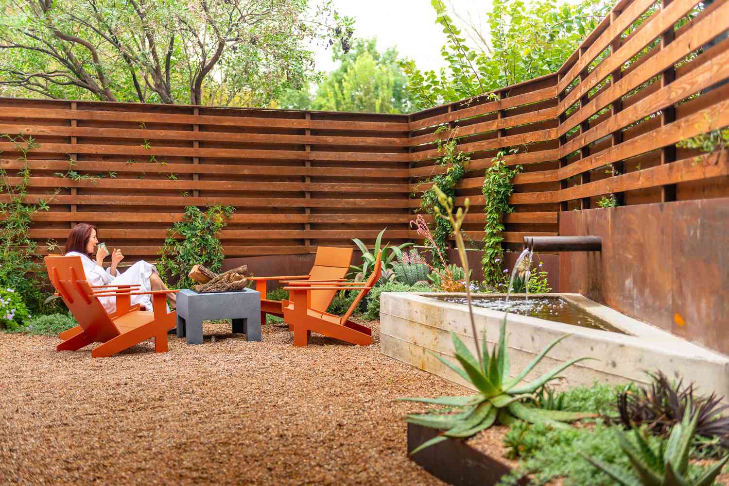 Small concrete fire pit with modular structure