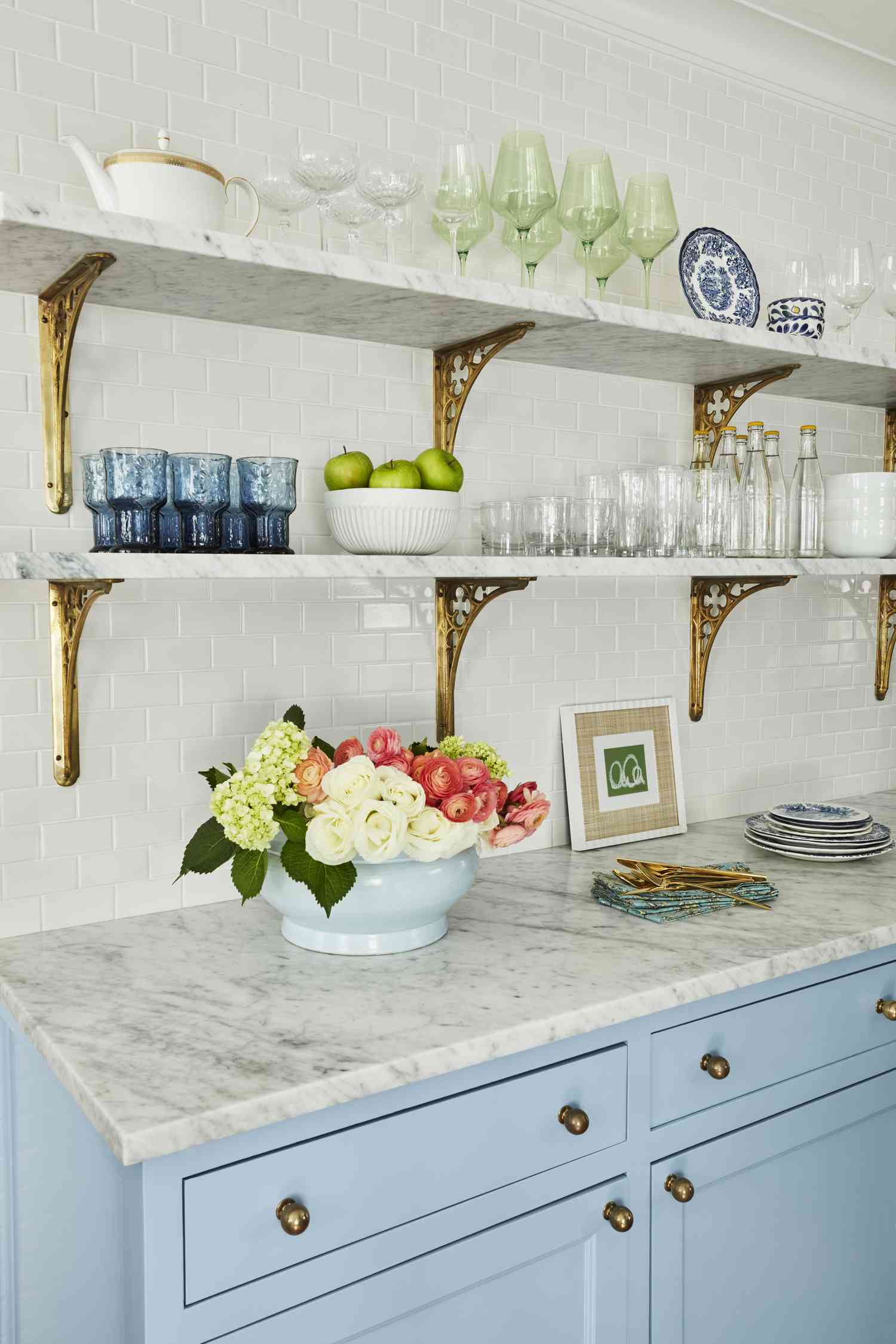 Kitchen with marble and gold shelves
