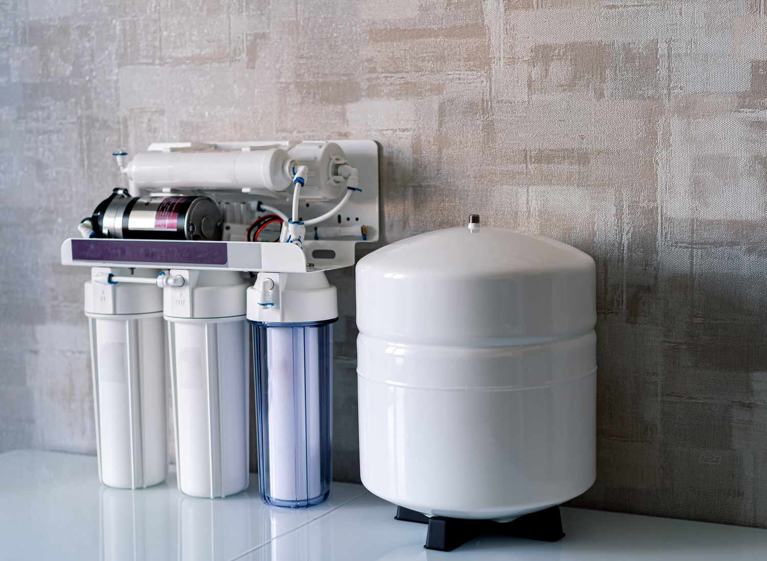 Household filtration system. Water treatment concept. Use of water filters at home. Glass of clean water and filters on a blurred background. (Household filtration system. Water treatment concept. Use of water filters at home.