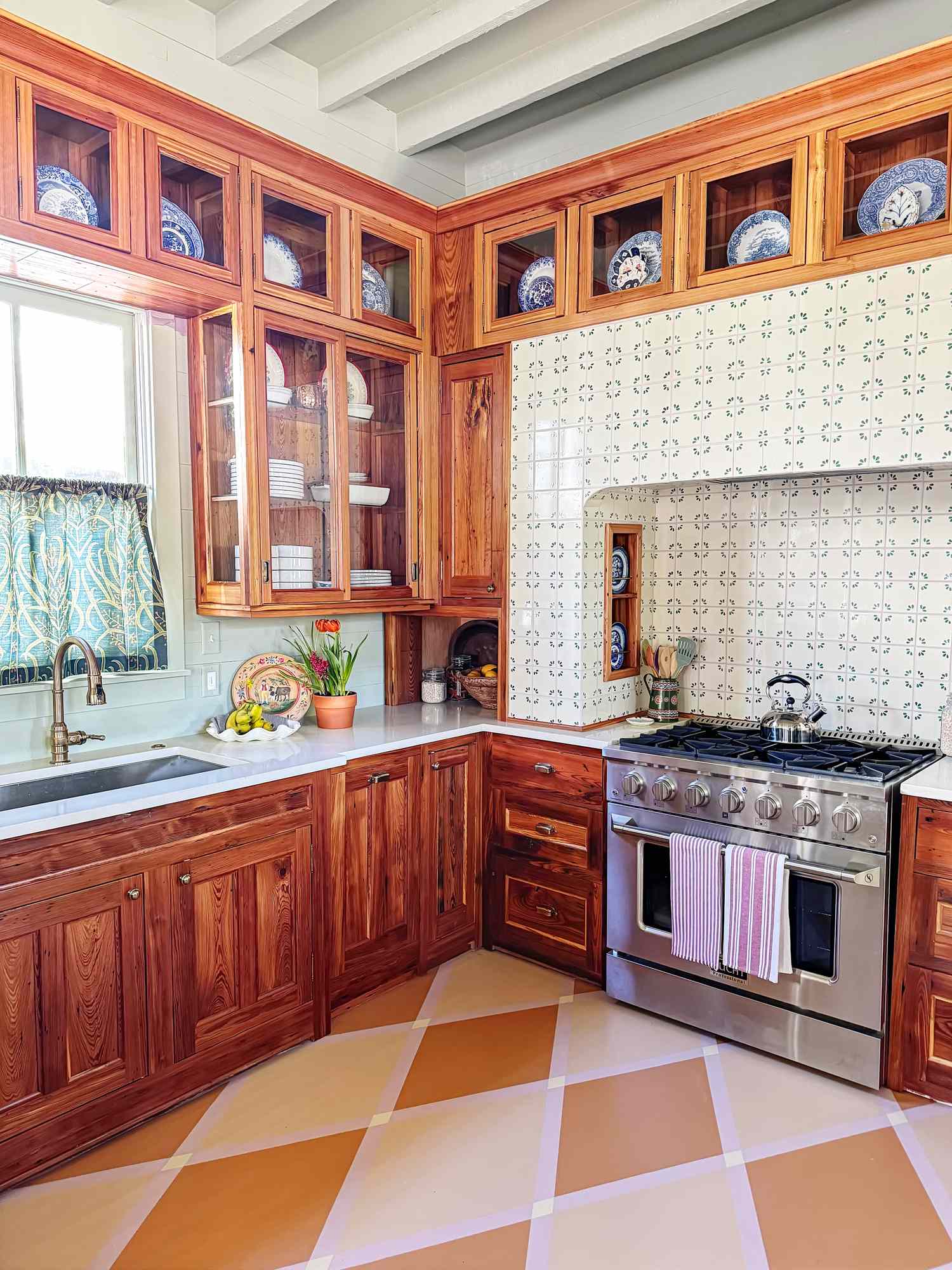 small accent kitchen curtain