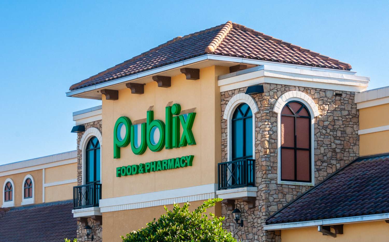 Publix store facade showing its logo and decorative architecture