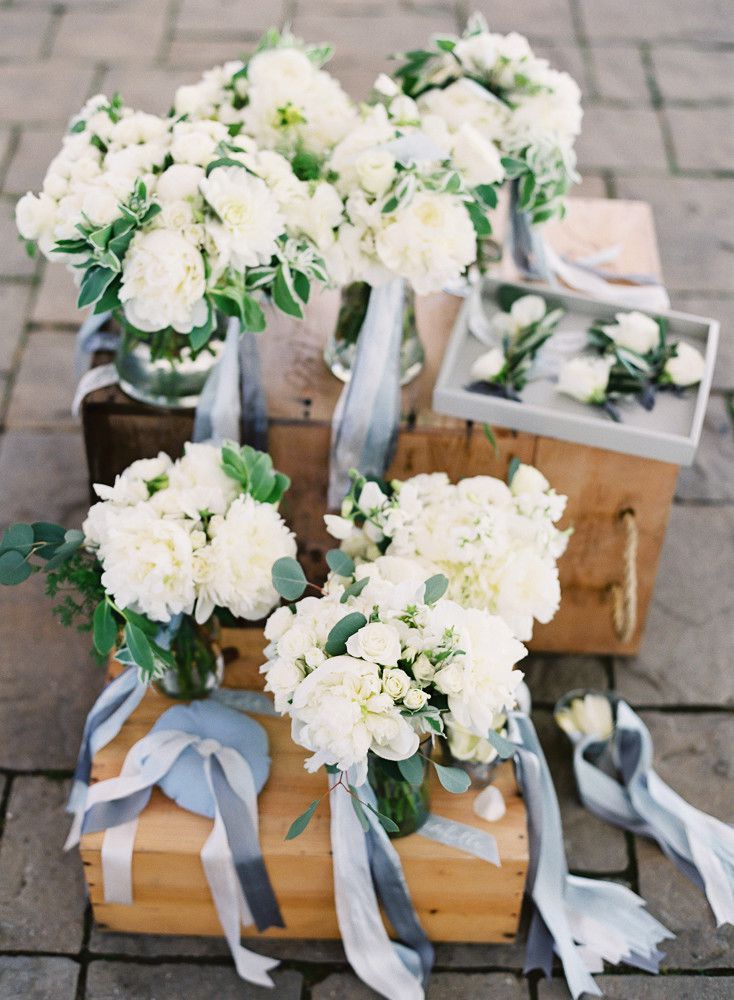 white bridesmaid bouquets