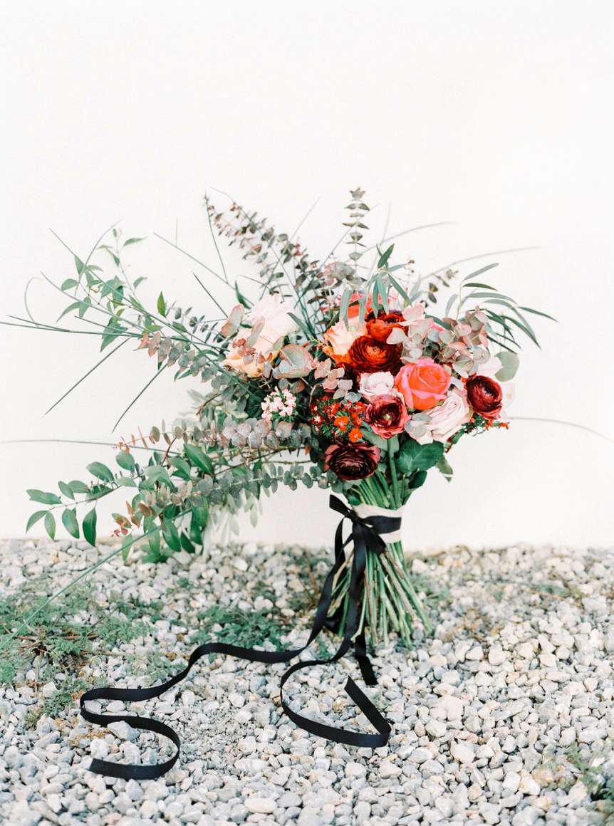 bouquet wraps flowers red black ribbon