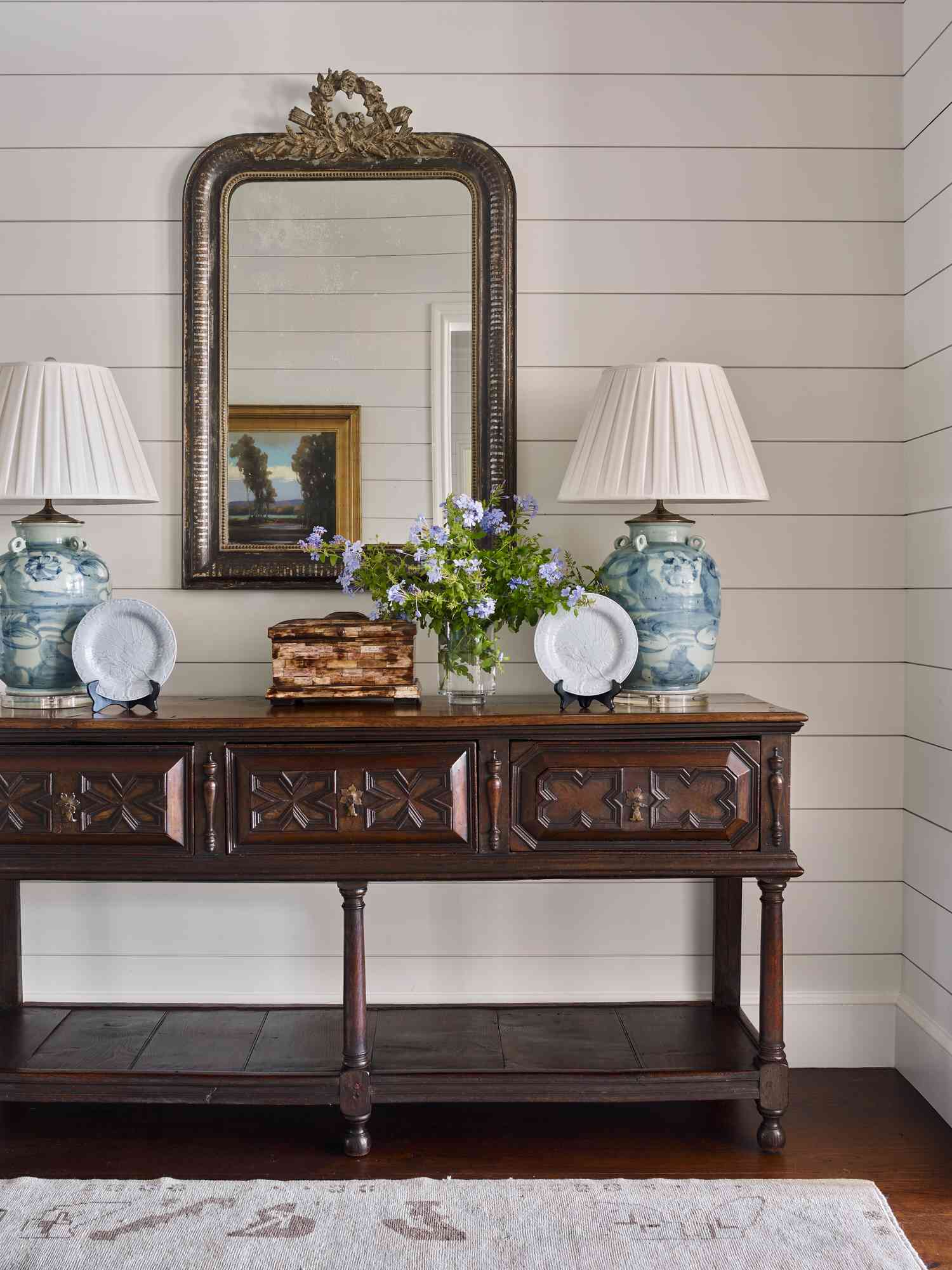 Entry way with mirror and lamps