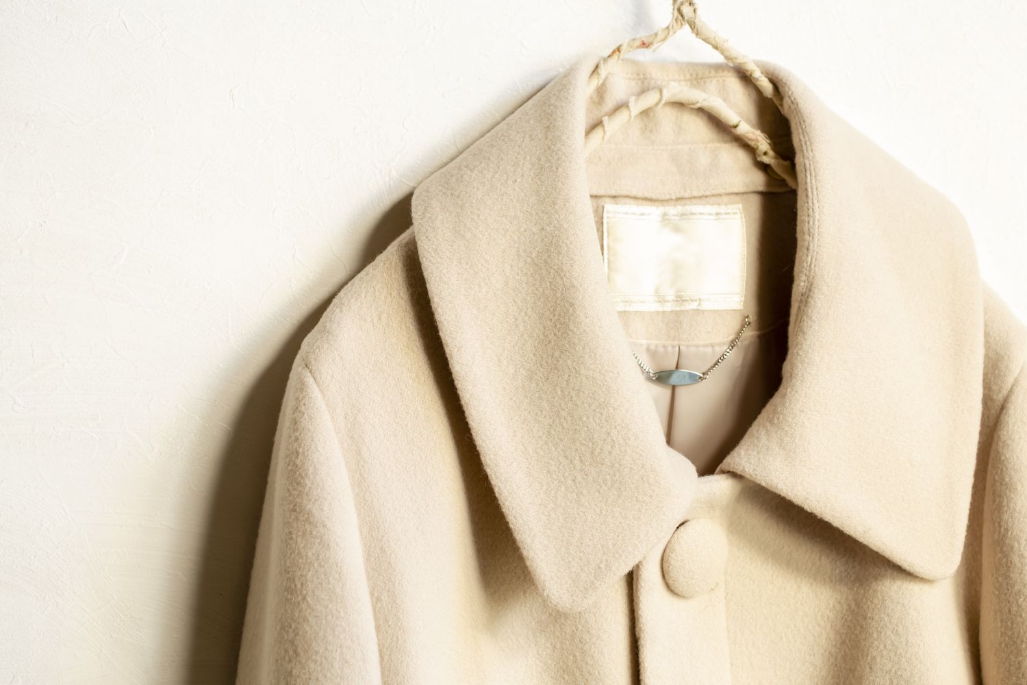 A hanging coat with a shirt collar and button detail