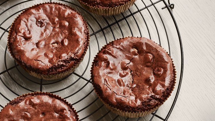 triple chocolate brownie cups on cooling stand