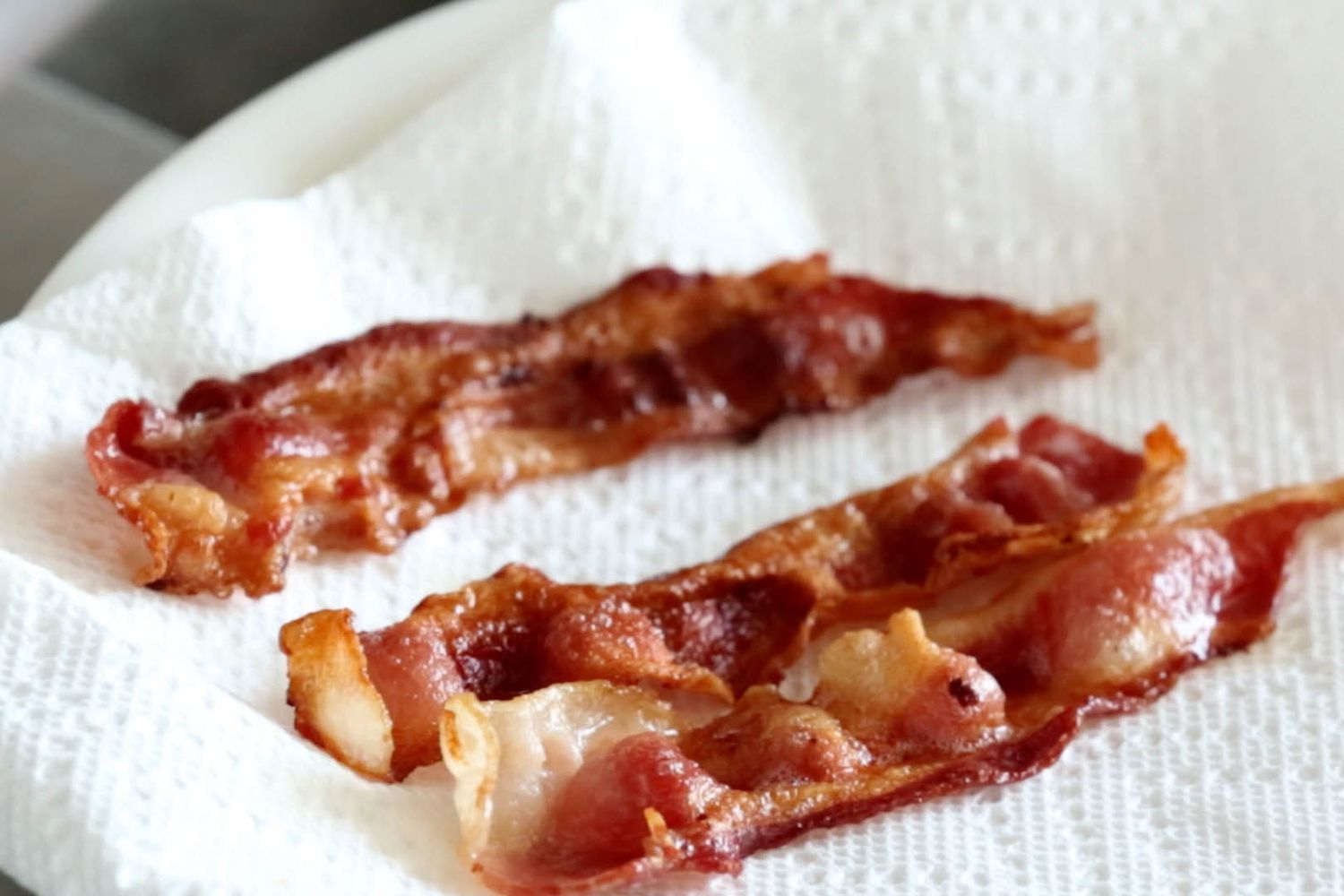 crispy bacon on paper towel
