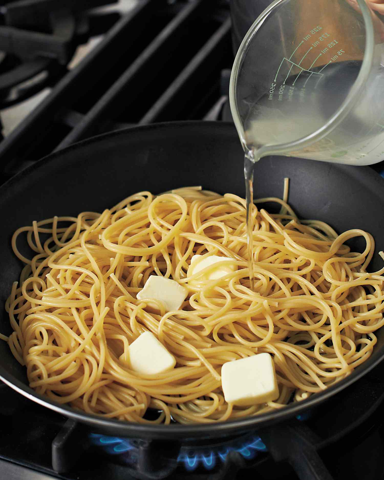 cacio-e-pepe-step-2-md109548.jpg