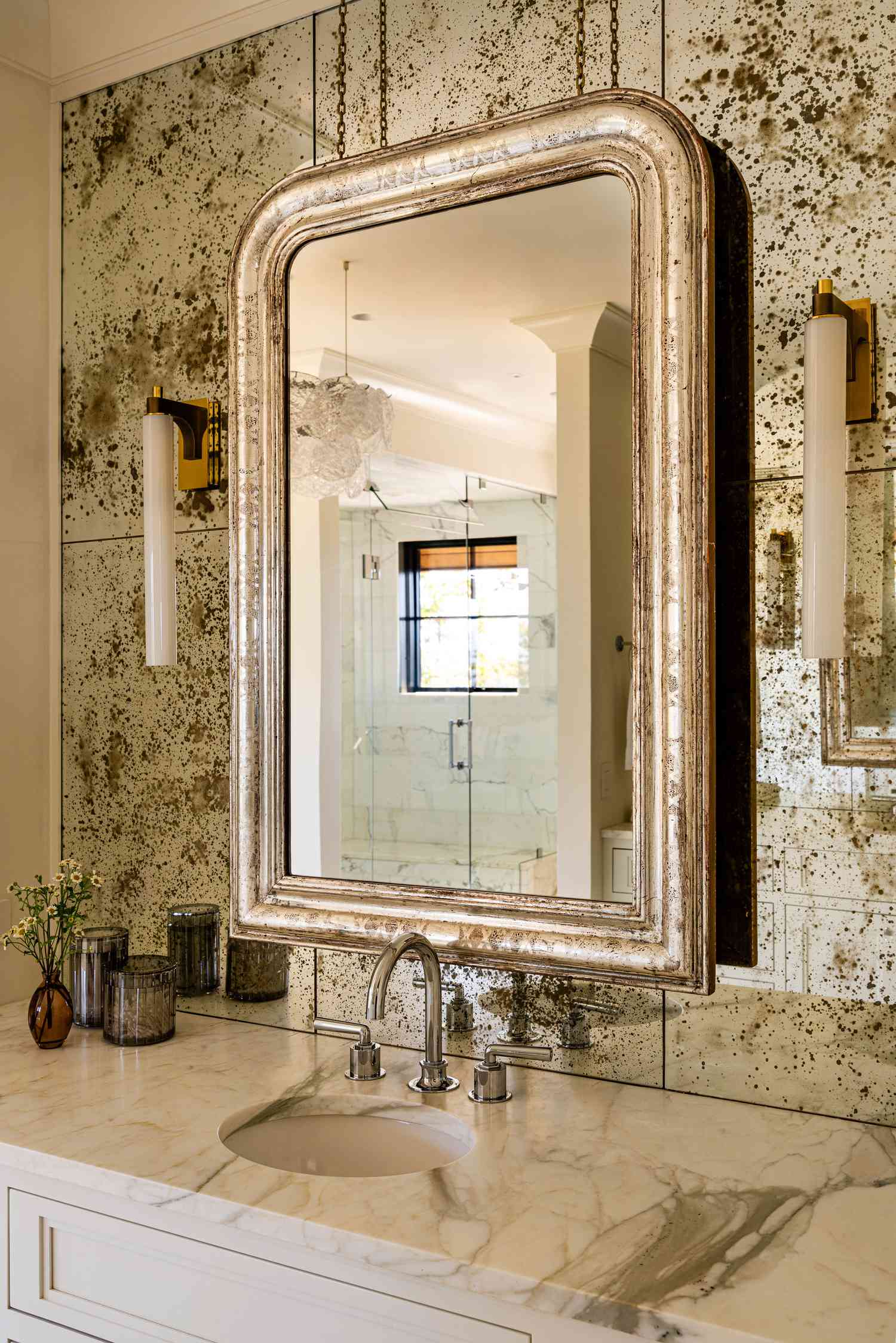 bathroom mirror with glamorous details