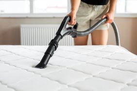 Cleaning mattress with baking soda and vacuum