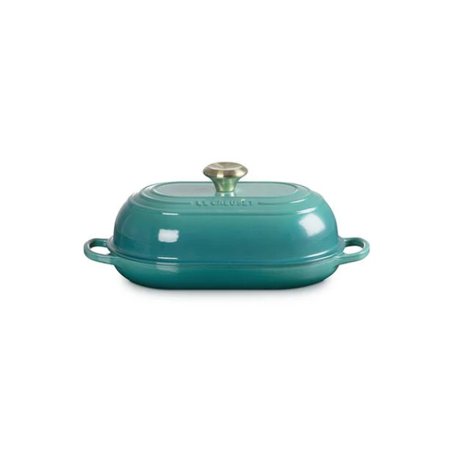 A lidded rectangular baking dish with handles and a metallic knob on top