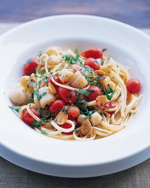 Pasta with Scallops, Garlic, Grape Tomatoes, and Parsley
