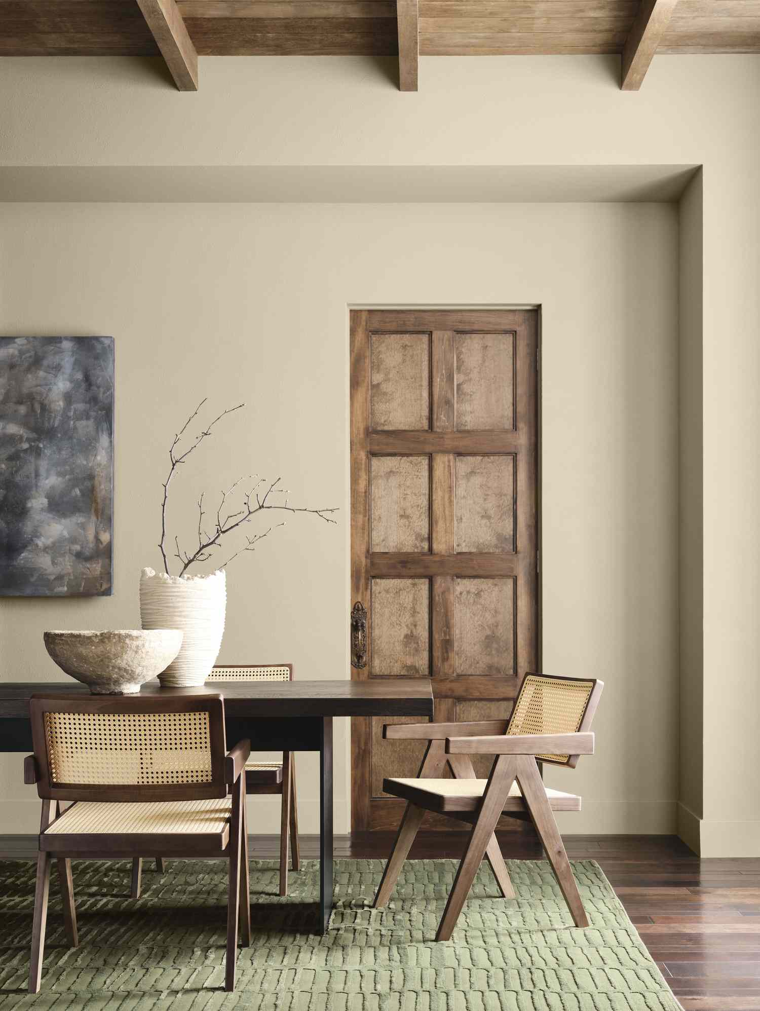 Universal khaki in dining room
