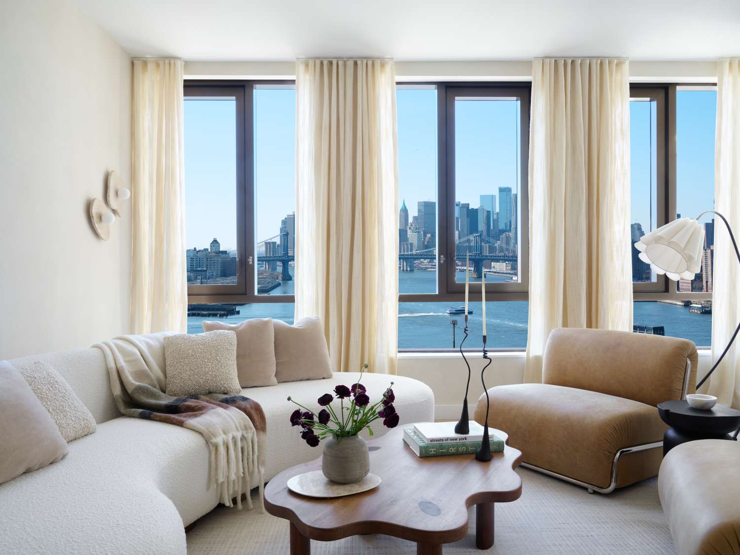 Warm minimalism in a living room