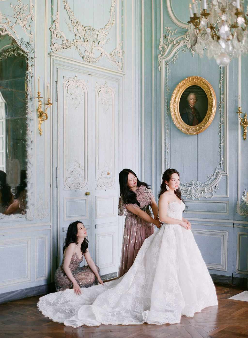 bride in monique lhuillier ballgown