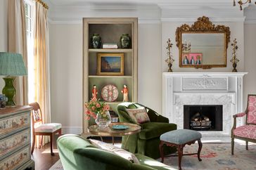 Living room Parisian-style with shelves