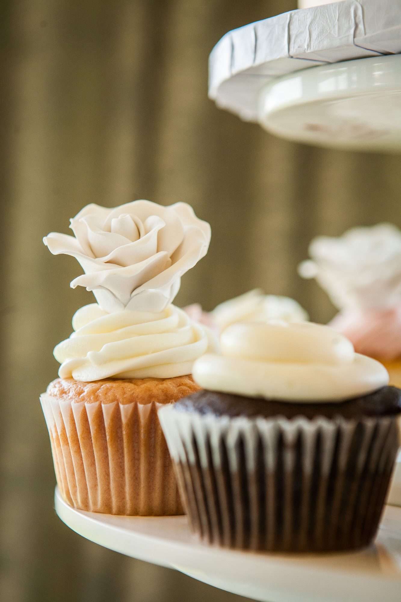 vanilla and chocolate cupcakes with fondant roses