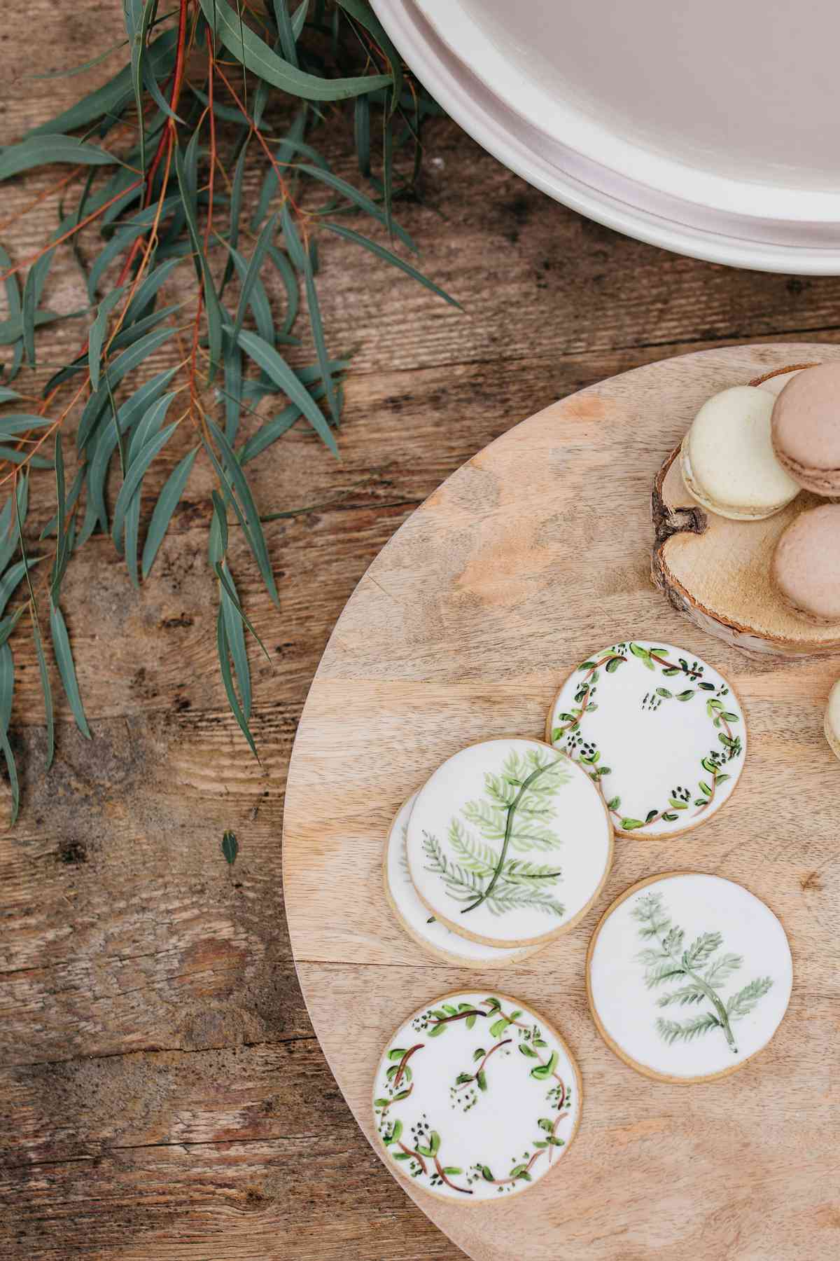 foliage frosting design round cookies