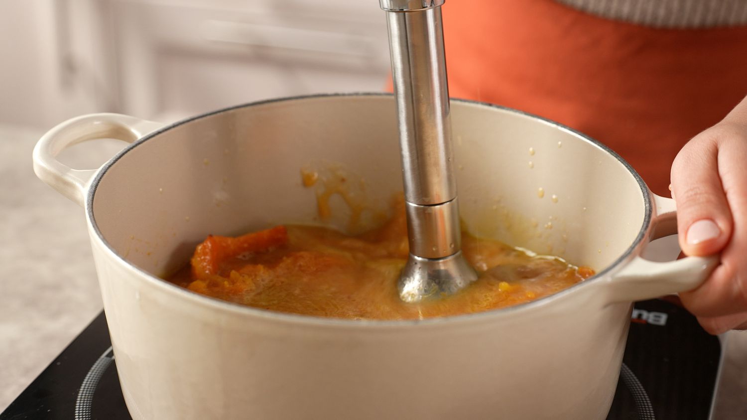 pureeing roasted pumpkin soup