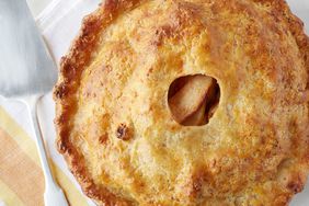 cheddar-crusted-apple-pie-vert-073-d113085.jpg