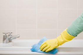 deep cleaning bathroom tub