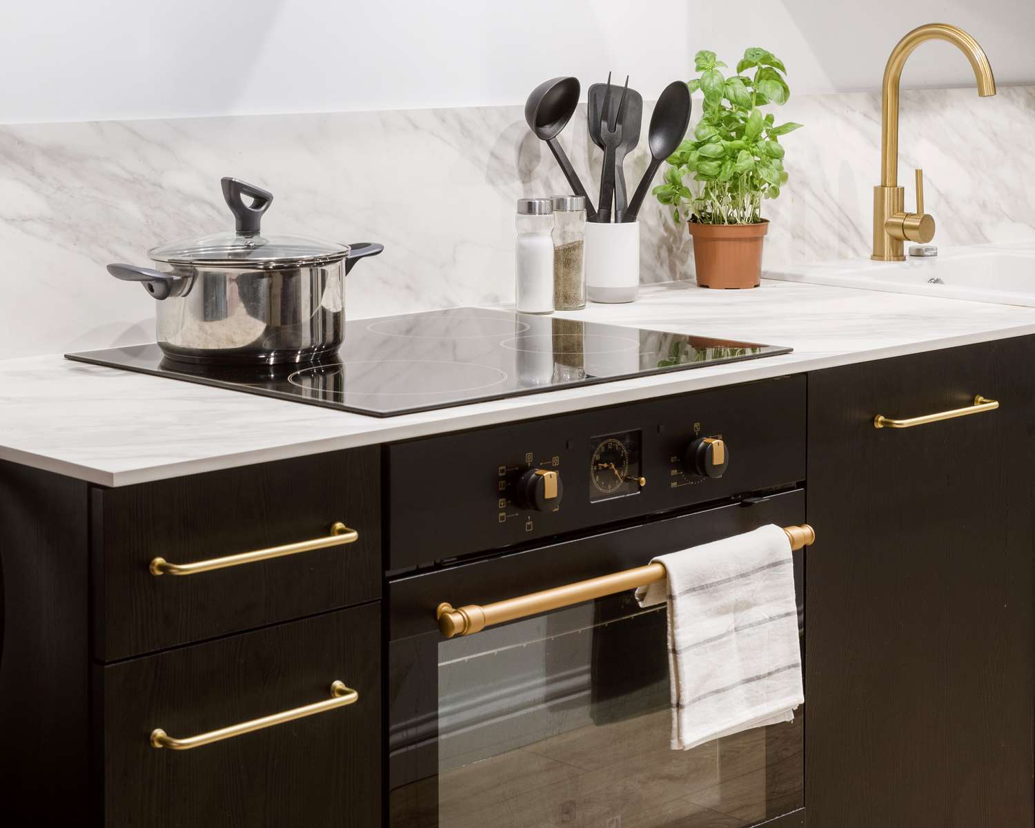 Gold hardware in kitchen