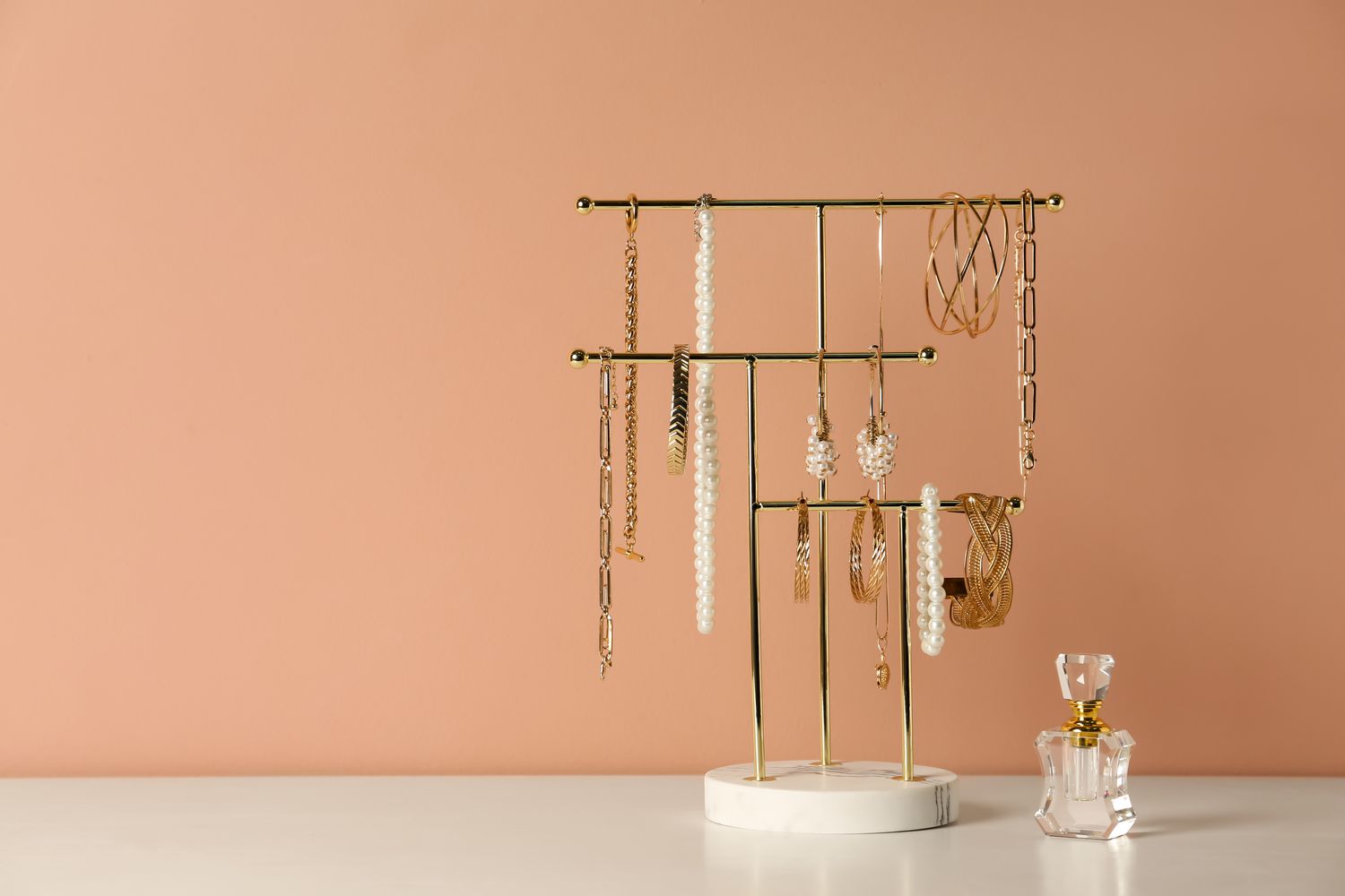 Gold necklace t-bar organizer. 