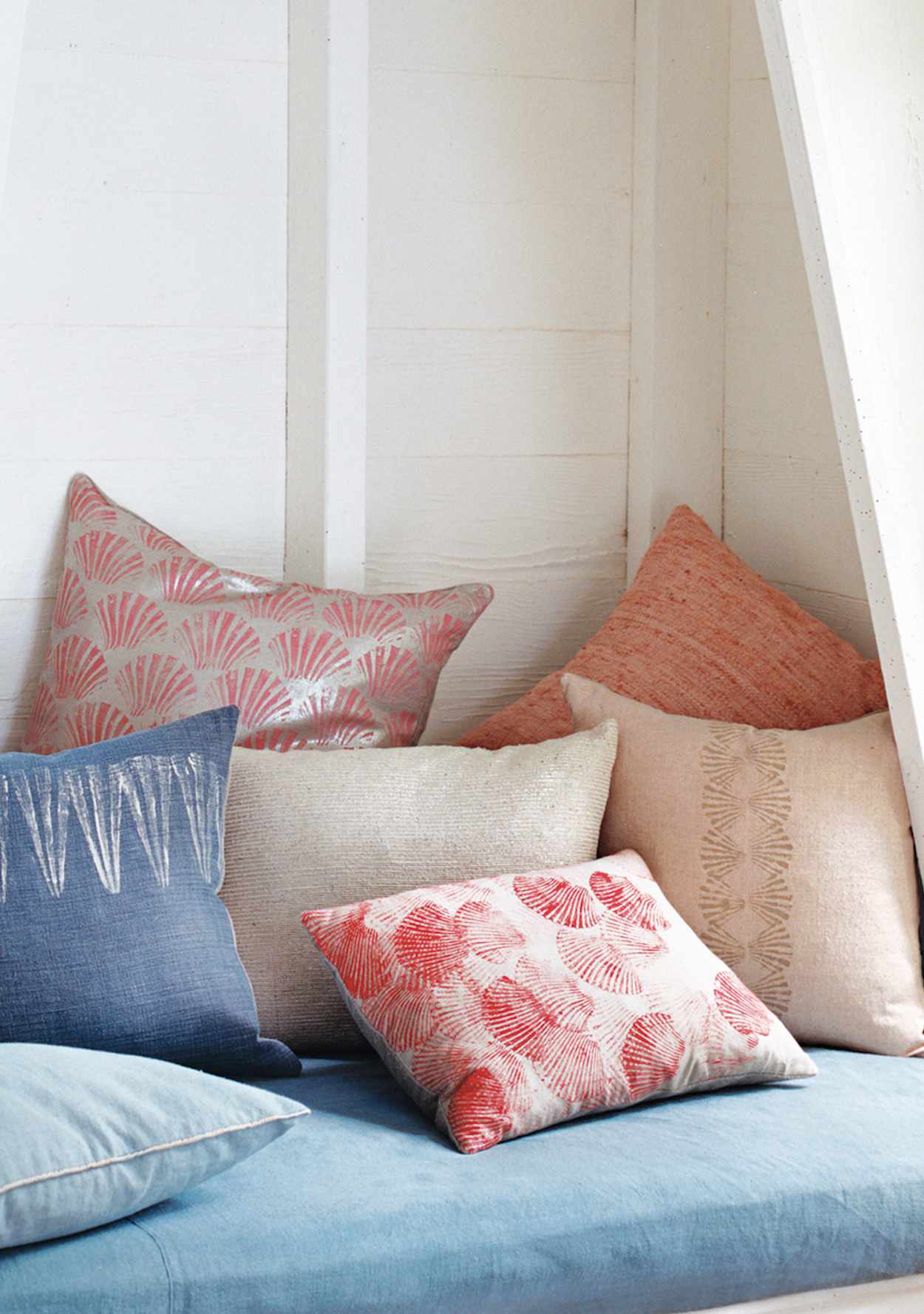 throw-pillows-seashell-1016.jpg (skyword:349123)