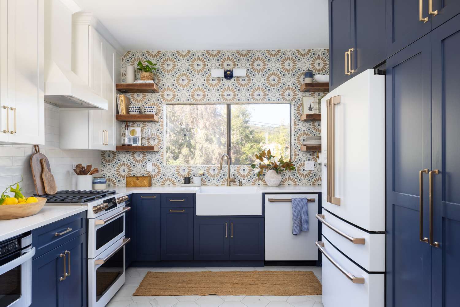 Patterned kitchen backsplash in blue and white kitchen
