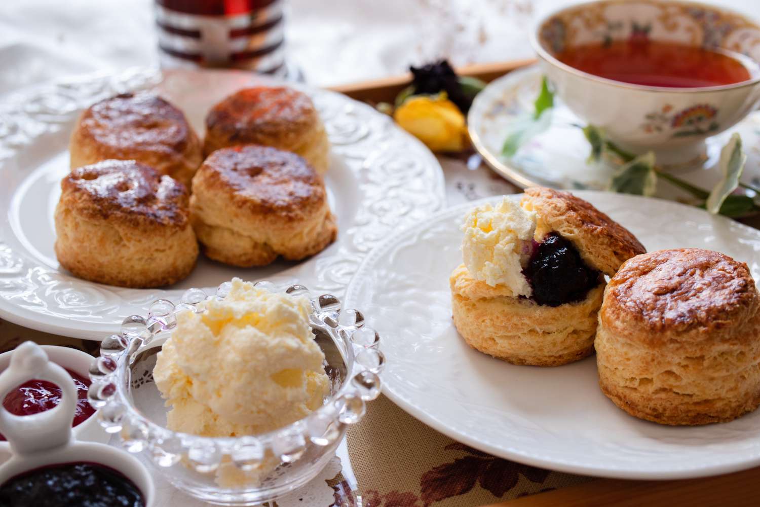 Scones and Clotted Cream．