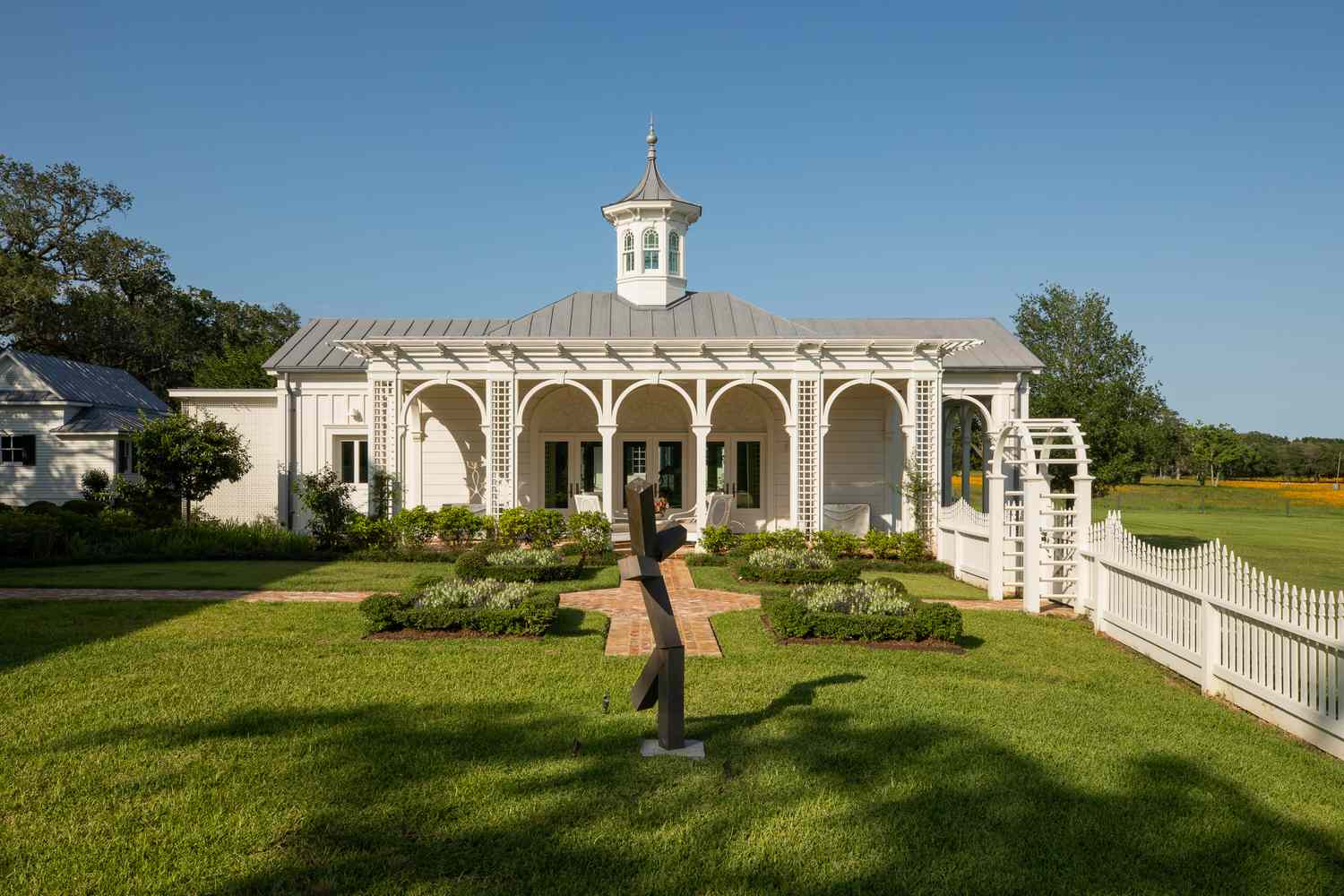 victorian style pergola backyard