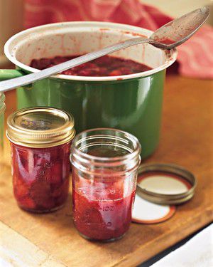 mla100936_jamwpottight_0605_strawberry_preserves.jpg