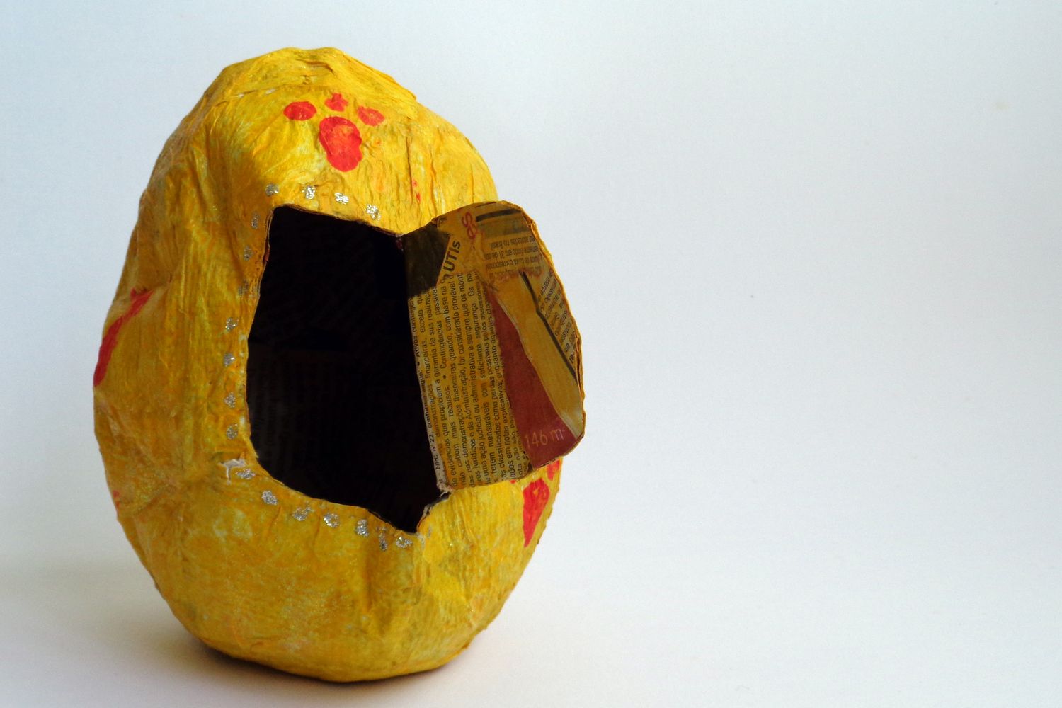 Photo photo of a toy easter egg made with papier mache.