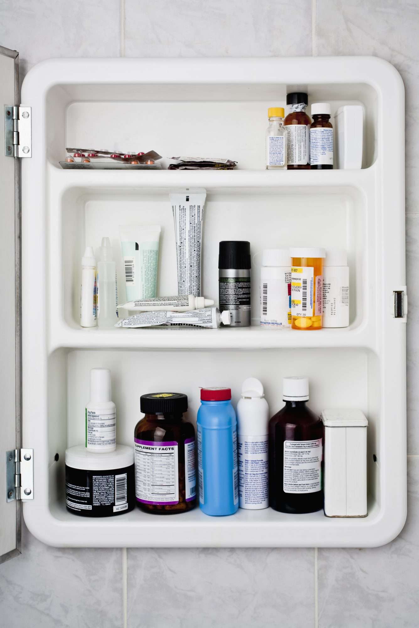 Bathroom medicine cabinet