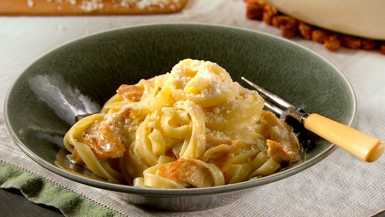chicken-fettucini-alfredo-mhlb2027.jpg