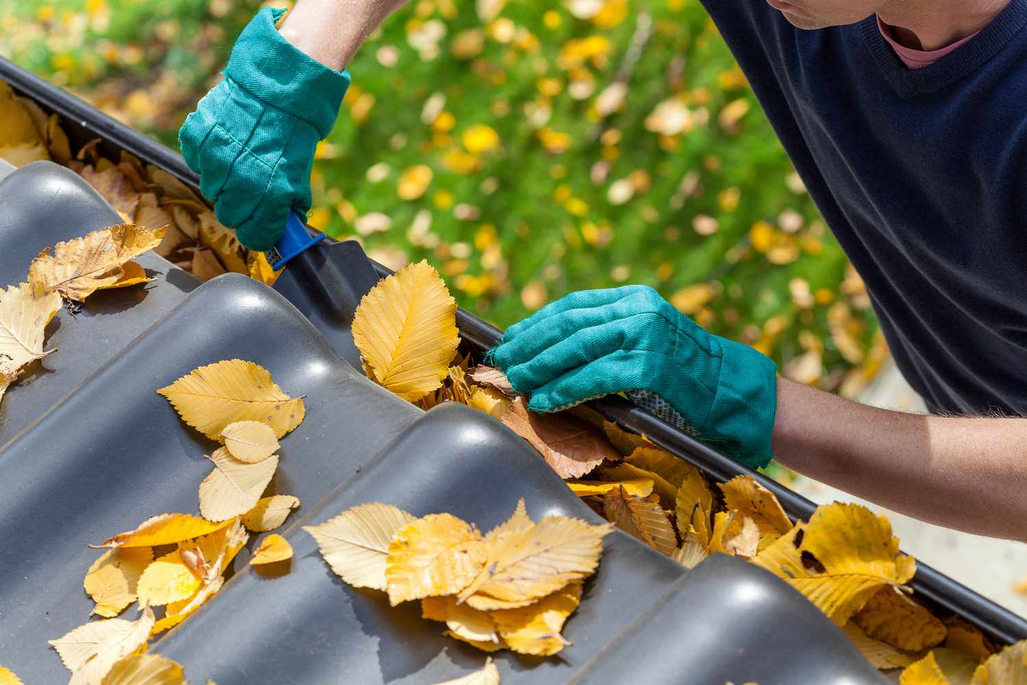 cleaning rain gutters