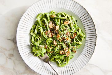 whole-wheat tagliatelle with creamy white-bean and kale sauce