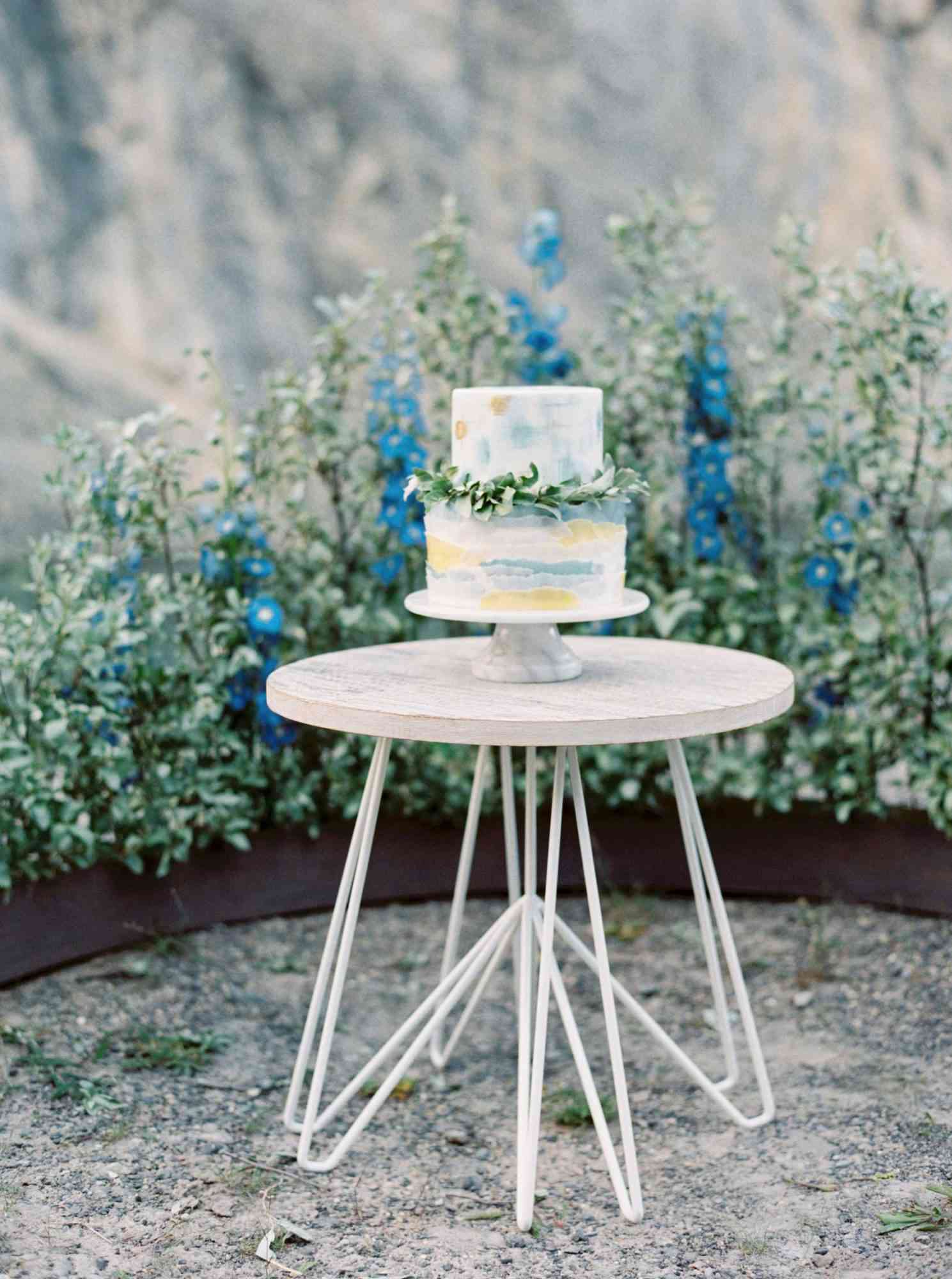 blue white wedding cake
