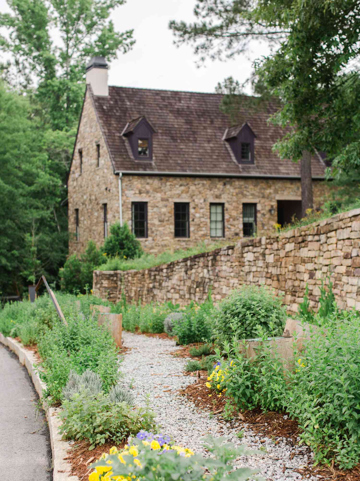 Gravel and Mulch Garden Path Idea
