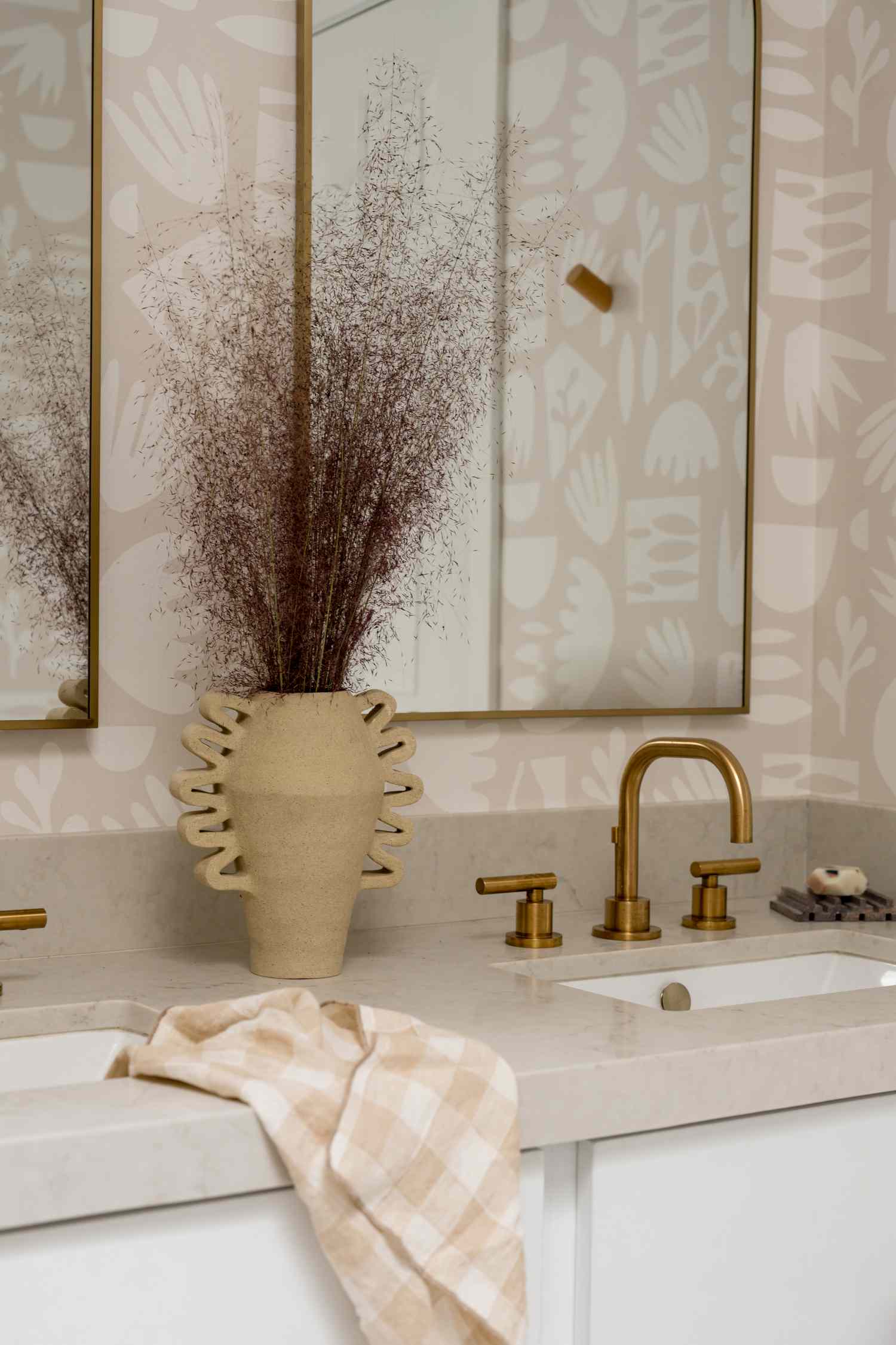 neutral wallpaper for bathroom