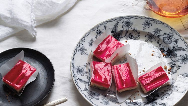 rhubarb-cheesecake-md110802.jpg