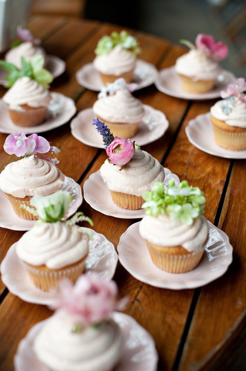 vanilla frosted cupcakes with fresh flowers