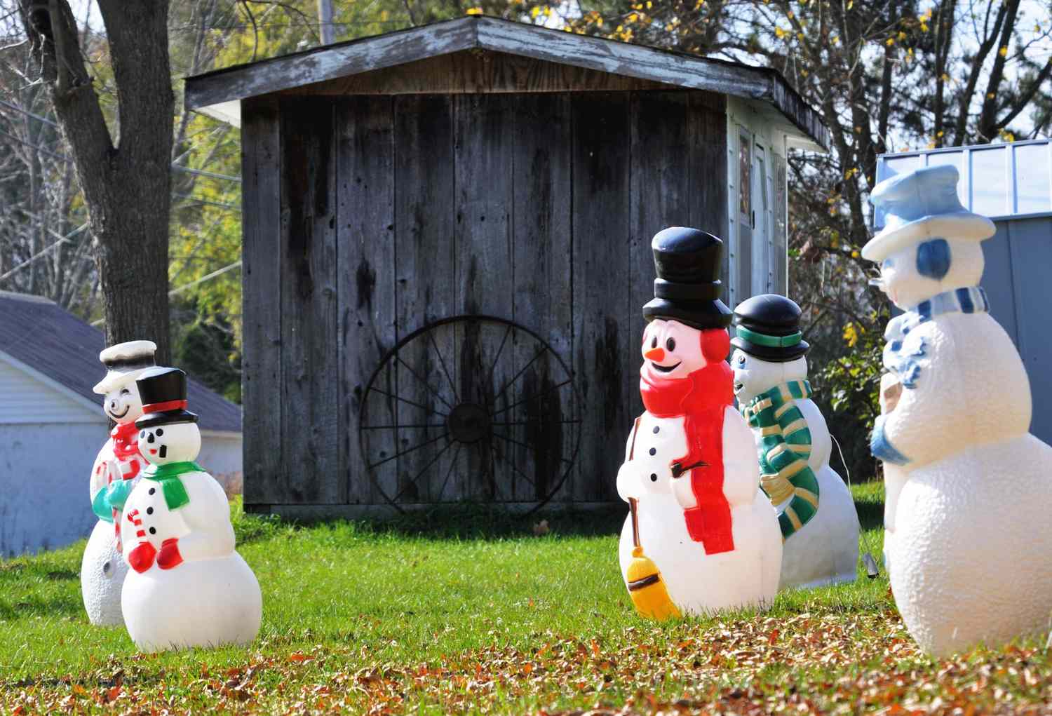 Christmas snowmen blow molds in the yard