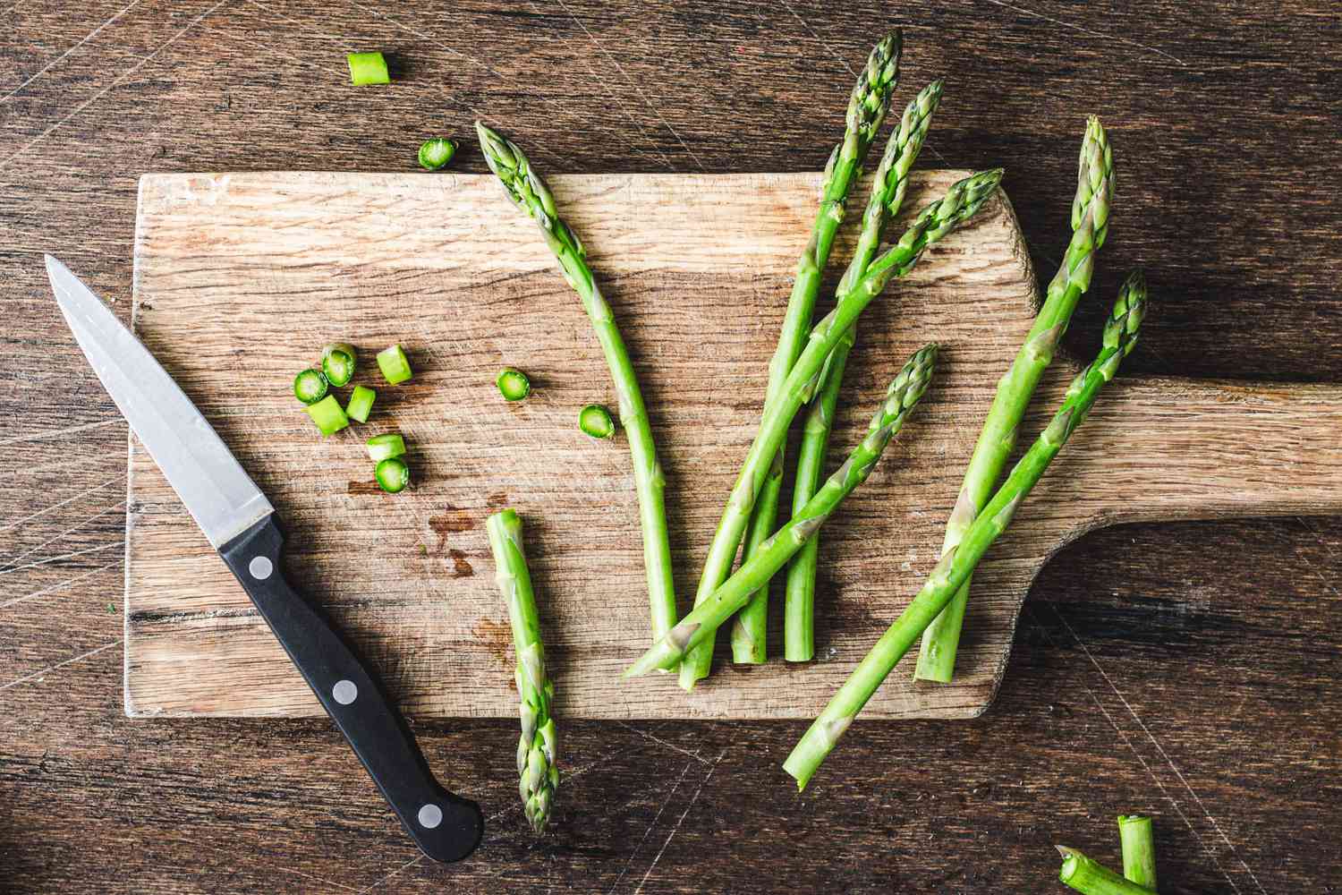 chopping asparagus
