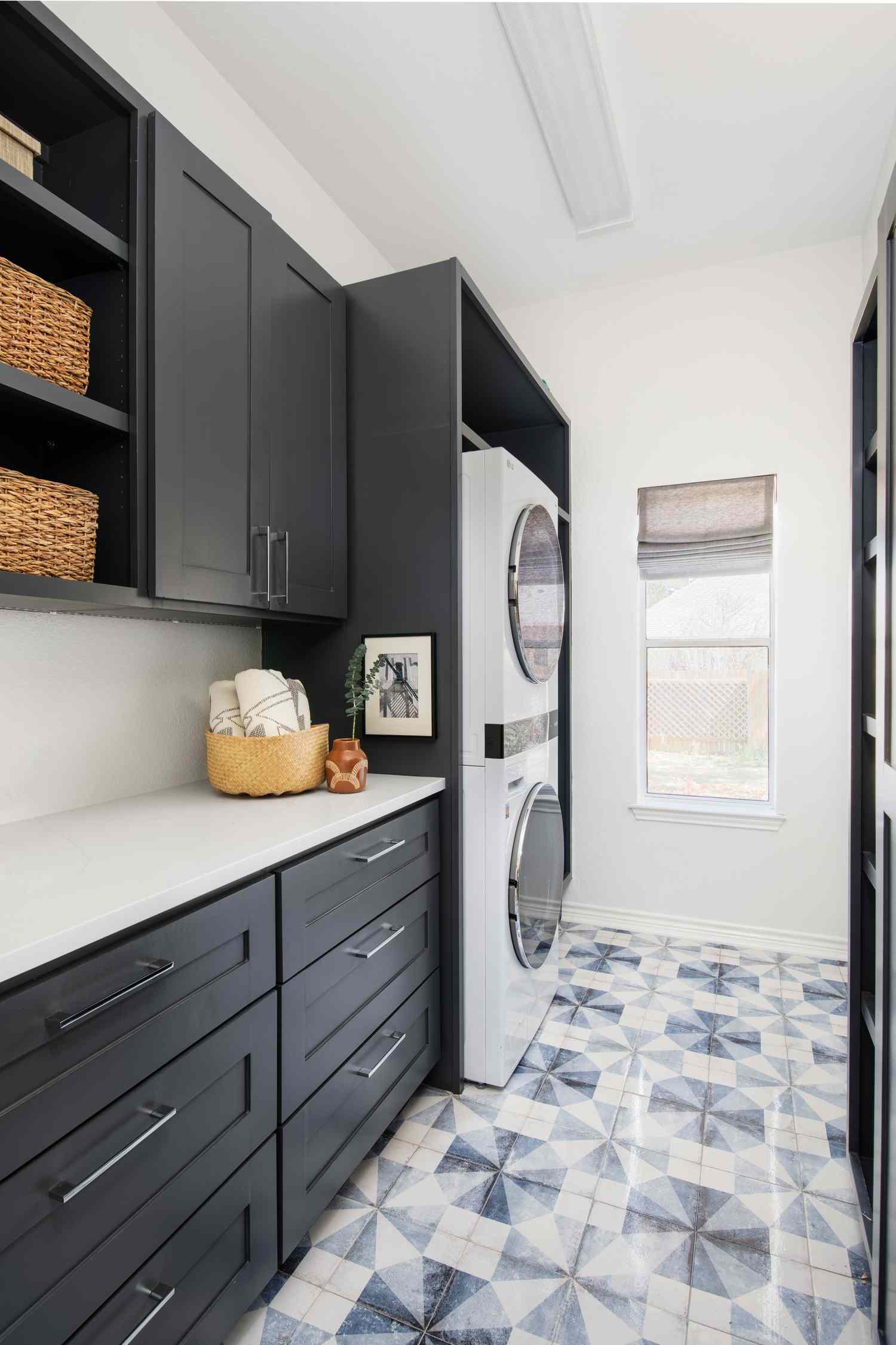 Black Laundry Room Design