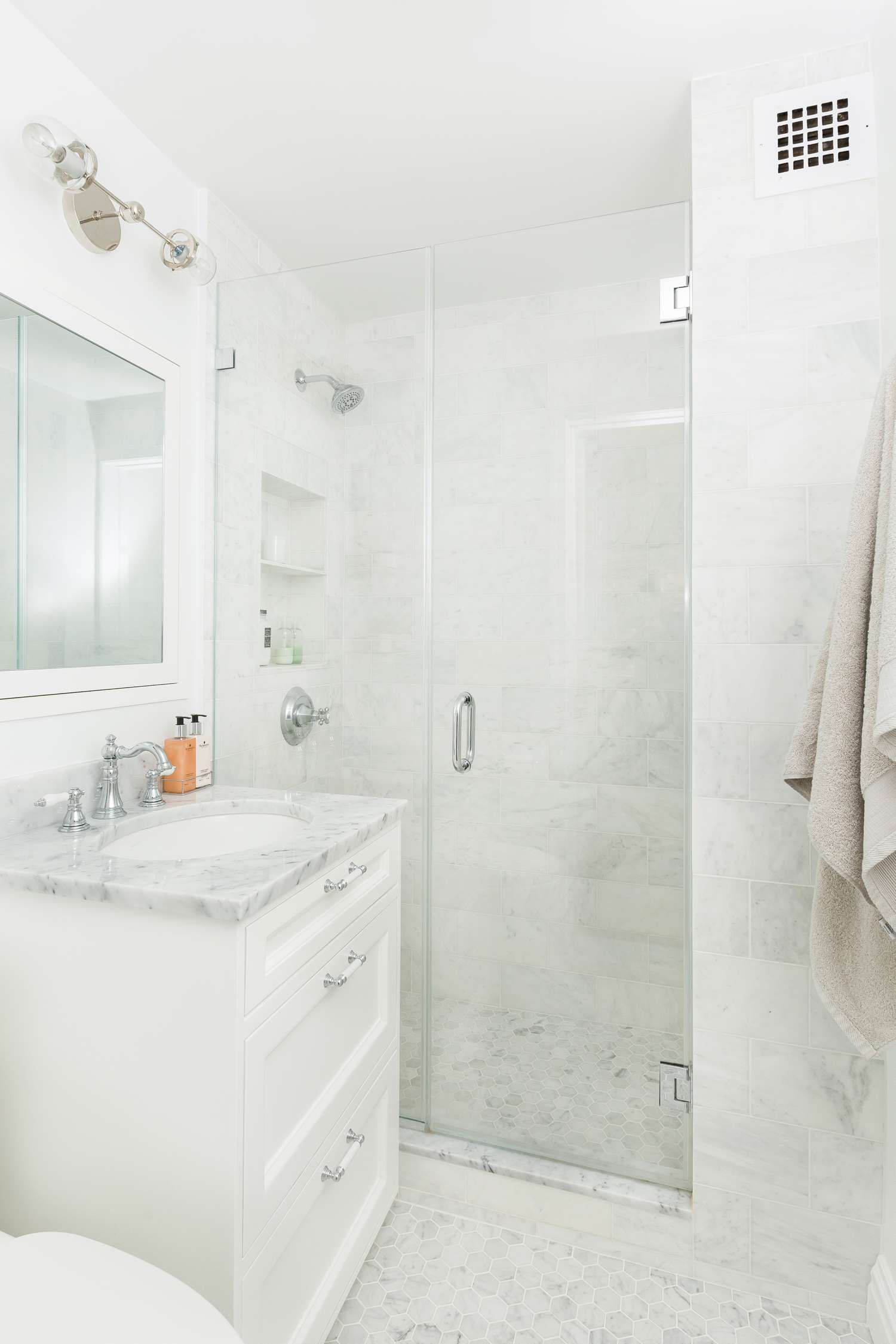 Small bathrrom marble white