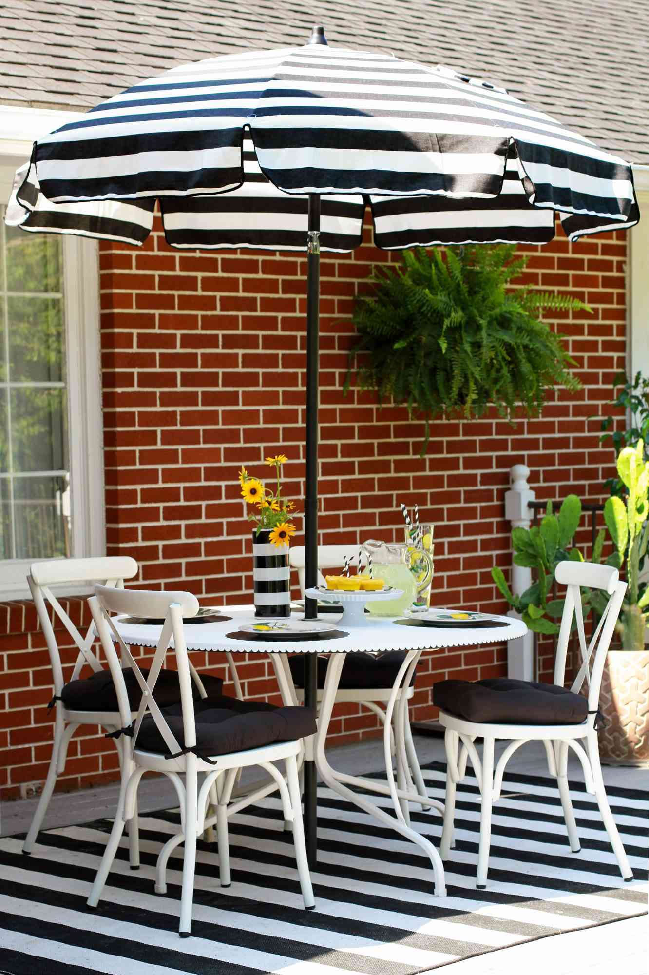 outdoor patio table and chairs
