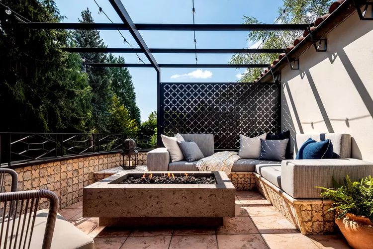 Fire pit with privacy screen 